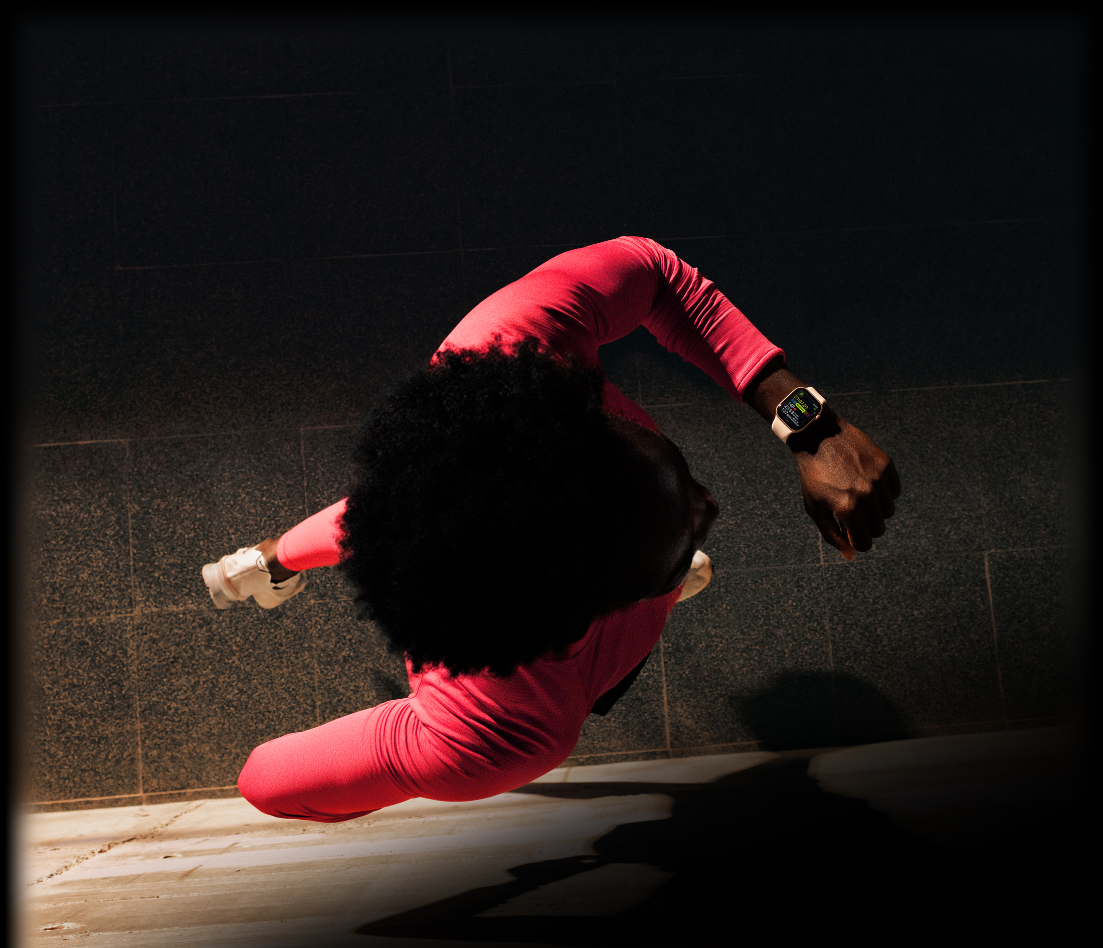 Uma pessoa checa seu progresso no app Exercício do Apple Watch Series 11 enquanto corre