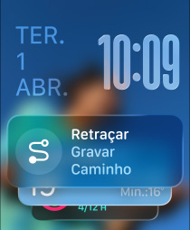 Três modelos de Apple Watch, o do centro na cor natural com a tela exibindo o Conjunto Inteligente com o widget Retraçar, o da direita na cor preto brilhante com a tela exibindo um exercício, o da esquerda na cor de ouro rosa com a tela exibindo o app Qualidade do Sono