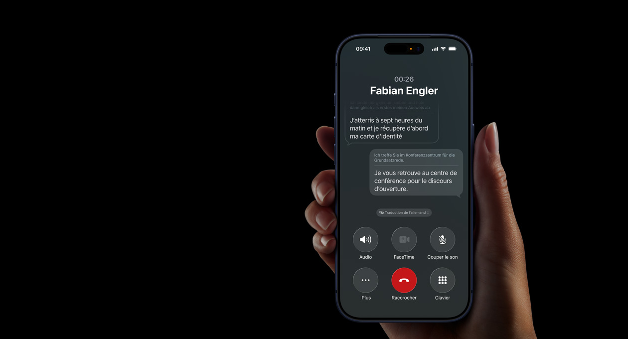 Une main tient un iPhone 17 Pro, présentant la fonctionnalité traduction en direct d’Apple Intelligence pendant un appel téléphonique