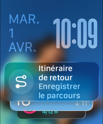 Trois modèles d’Apple Watch : celle du centre, en naturel, affiche la pile intelligente avec le widget Itinéraire de retour, celle de droite, en noir de jais, affiche l’écran Exercice, celle de gauche, en or rose, affiche le score de sommeil