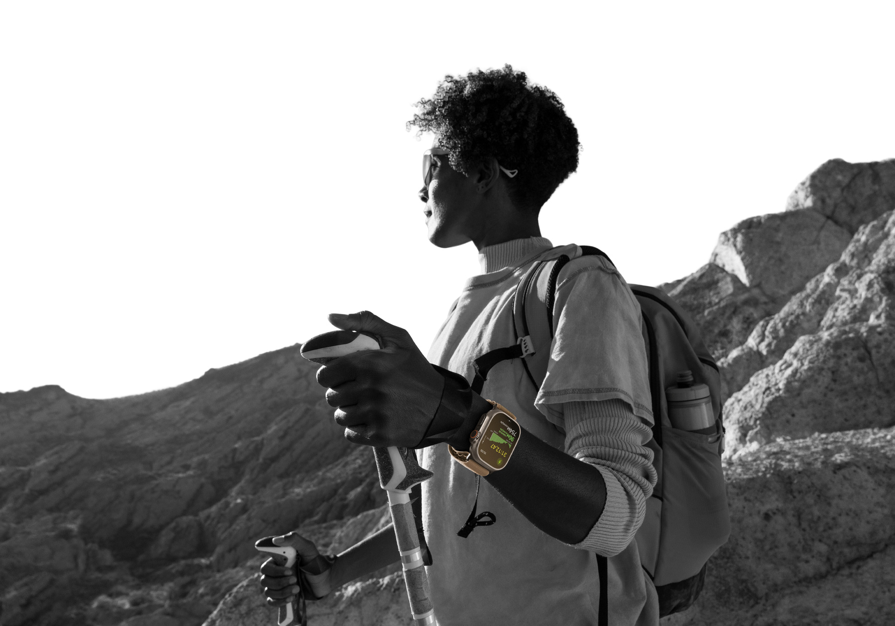 Una persona con un Apple Watch Ultra 4 practica senderismo en el desierto, la pantalla muestra métricas de altitud
