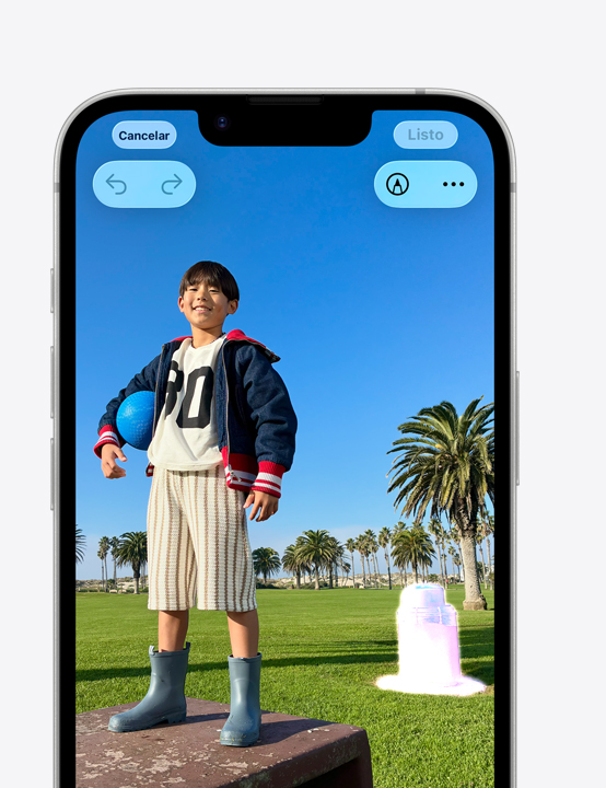 Pantalla de un iPhone, foto de una persona sonriendo en una plataforma en un parque, se muestra cómo eliminar un cesto de basura en el fondo con la herramienta Borrador