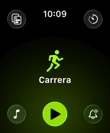 Nuevo diseño de la app Entrenamiento, con métricas sobre un fondo oscuro y botones verdes en cada esquina que permiten el acceso a alertas, música, experiencias y entrenamientos personalizados. Al centro, se ve el ícono verde de una persona corriendo y debajo, en letras blancas, se lee Carrera al Aire Libre; debajo está el botón verde de Empezar