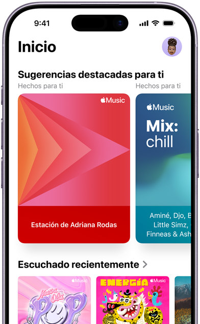 Se muestra la pantalla de la pestaña Inicio de Apple Music en un iPhone, el carrusel de Sugerencias destacadas para ti muestra las estaciones y playlists personalizadas de Adriana Rodas