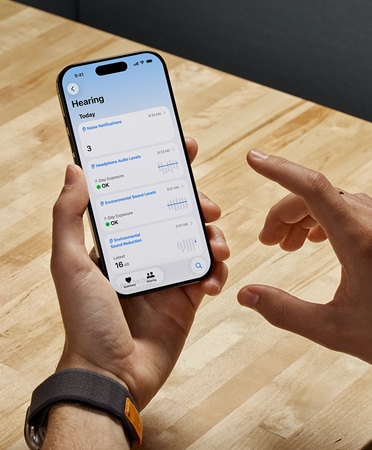 Člověk si dělá sluchový test na iPhonu