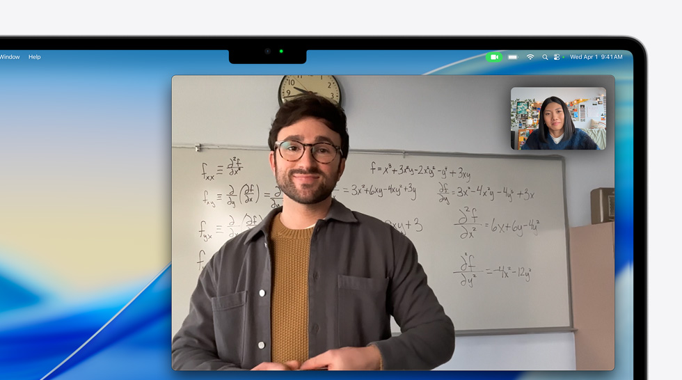 Videohovor na MacBooku Air, hovor probíhá mezi dvěma lidmi, centrování záběru je udržuje uprostřed, i když se zrovna pohybují