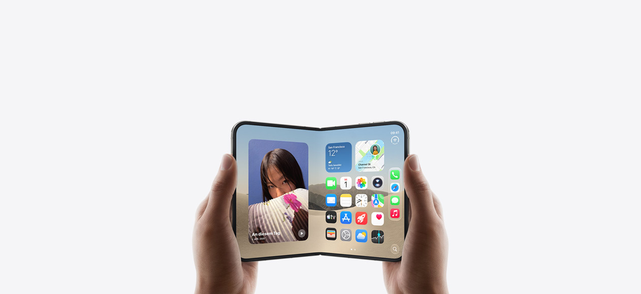 iPhone Duo, im Querformat in zwei Händen gehalten, aufgeklappt, das Display zeigt den Homescreen