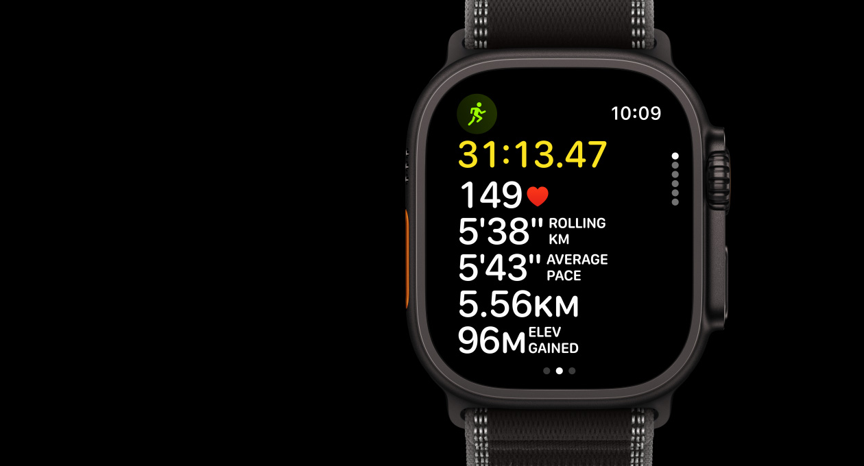 Apple Watch Ultra 3, musta värvi, titaanist korpusega, Workout rakendus, välijooks, vasaku külje vaade, Action-nupp, parema külje vaade, Digital Crown, külgnupp, rihm, Trail Loop rihm, must/söevärvi