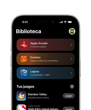 La mitad superior de la pantalla de un iPhone muestra el diseño de la app Juegos, con la pestaña Biblioteca, Apple Arcade, Eventos, Logros y la sección Todos los Juegos