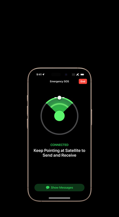 Démonstration de la fonctionnalité d’échange de messages par satellite sur un iPhone 16 Pro en titane sable