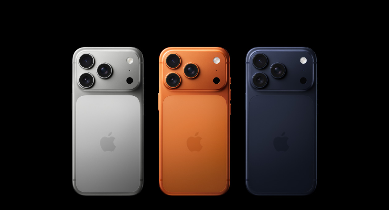 iPhone 17 Pro, face arrière, trois finitions disponibles, argent, orange cosmique, bleu intense, système caméra pro dans le coin supérieur gauche, 3 objectifs, micro, flash, logo Apple au centre