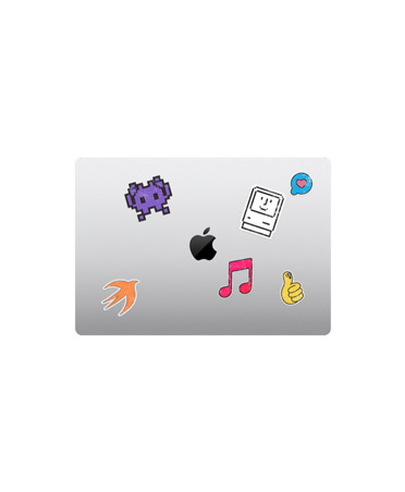 Bovenaanzicht van dichtgeklapte MacBook Air in de kleur Zilver met veelkleurige stickers rondom het Apple logo