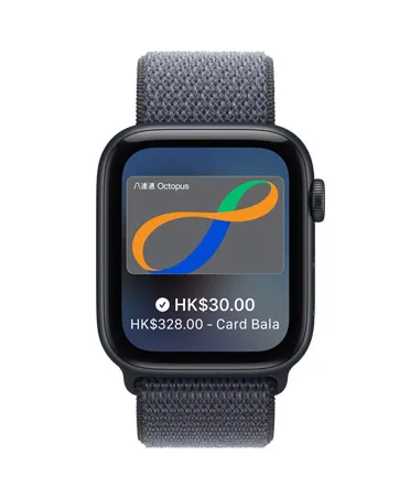 Apple Watch SE 3，採用午夜暗色鋁金屬錶殼，展示 Apple 銀包上的 Apple Pay、機身右側設有數碼錶冠，配搭錨鐵藍色運動手環