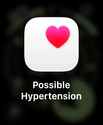 Apple Watch Ultra 3，採用原色鈦金屬錶殼，配以藍色配亮藍色越野手環；螢幕顯示可能高血壓通知，白色方形圖像內有一個粉紅色心形圖案