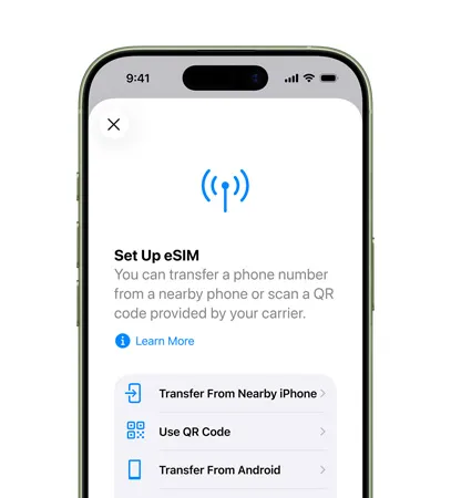 iPhone 17 機身正面，展示使用設定流動網絡功能，透過 eSIM 輕鬆轉移電話號碼