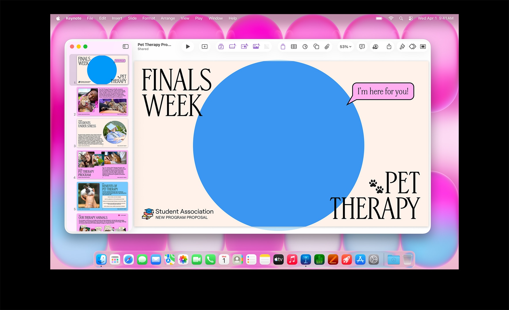 MacBook Neo hajnalpír színben, a kijelzőn egy Finals Week Pet Therapy (Kisállatterápia a vizsgahéten) című Keynote-dokumentum, az iPhone-on készült matrica megjelenik a prezentációban