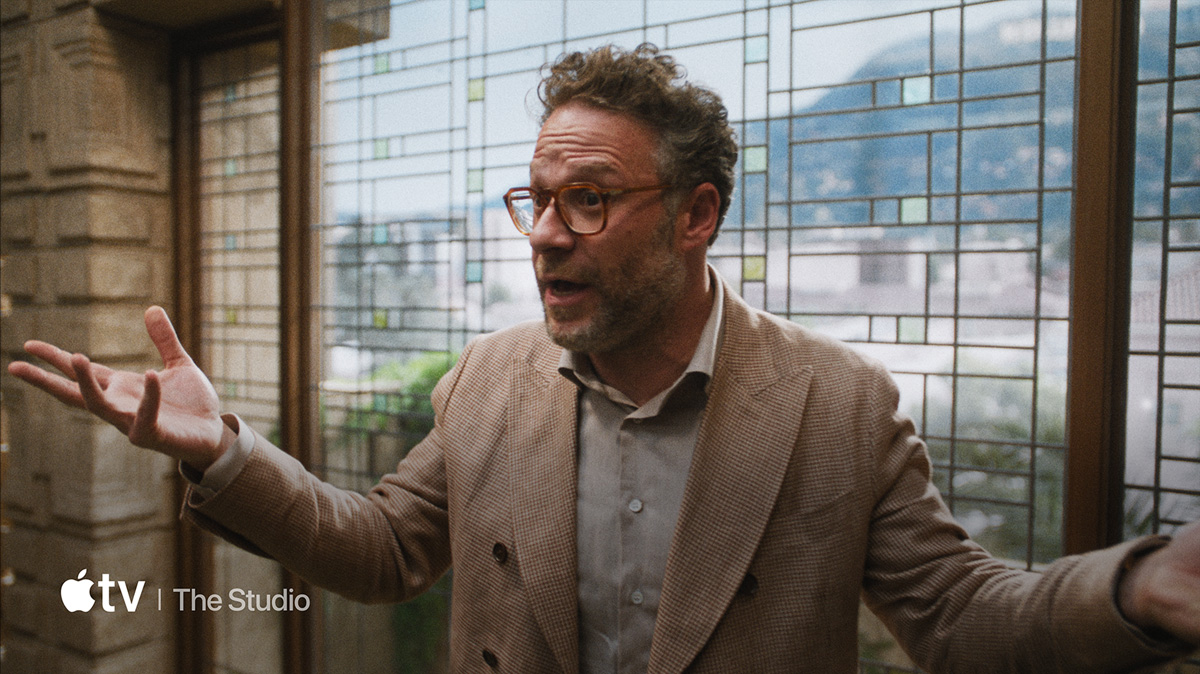 Az Apple Apple TV-n elérhető szolgáltatásait bemutató videó egy síkképernyős tévé képernyőjén