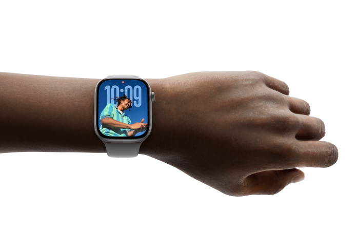 Una persona che indossa un Apple Watch Series 11 con il quadrante Foto