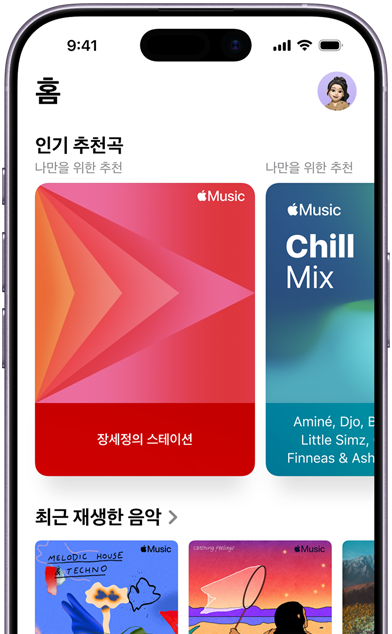 Apple Music 홈 탭 화면이 표시된 iPhone의 모습으로, 인기 추천곡 캐러셀에 사용자에게 추천하는 Jenny Court의 스테이션과 플레이리스트가 표시되어 있는 모습