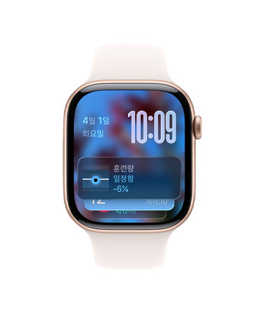 스마트 스택 힌트가 보이는 로즈 골드 색상 알루미늄 케이스의 Apple Watch Series 11, 그리고 라이트 블러시 스포츠 밴드