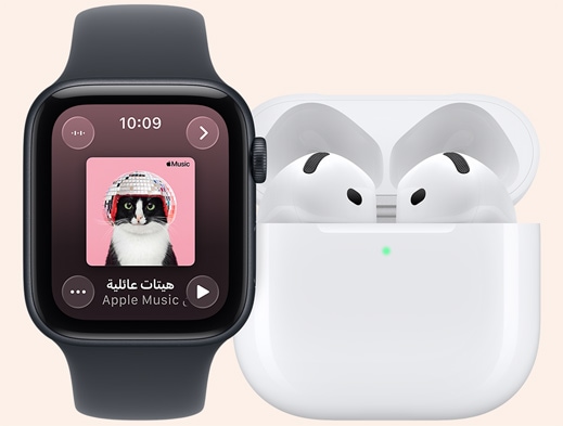 AirPods 4، لون أبيض، سماعات أذن، رؤوس من السيليكون، ميكروفون، في علبة شحن MagSafe، مفتوحة، زوايا مدورة، ضوء مؤشر الشحن بلون أخضر، Apple Watch SE 3، إطار ألومنيوم، لون سماء الليل، تطبيق Apple Music، شاشة 'قيد التشغيل'، حزام رياضي بلون سماء الليل