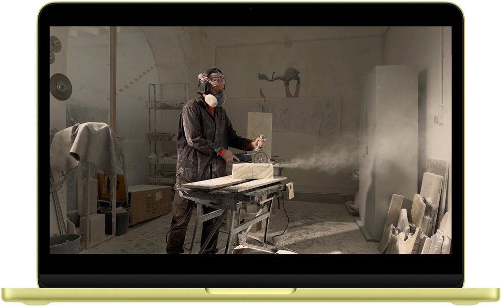 جهاز Macbook Neo، لون أصفر سيتروس، فيديو QuickTime يظهر على الشاشة