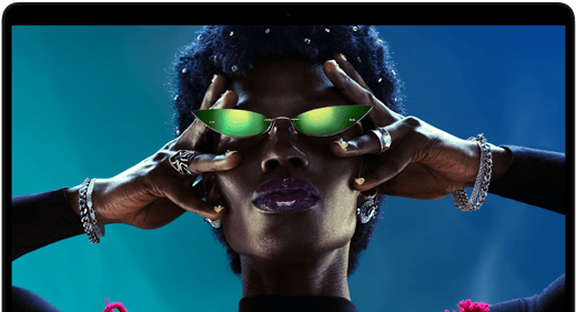 شاشة ملونة على MacBook Pro تُظهر شخصاً يتفاعل بحماس مع الجمهور في إحدى الحفلات، ما يبرز حيوية شاشة ريتنا ليكويد XDR‏ النابضة بالحياة