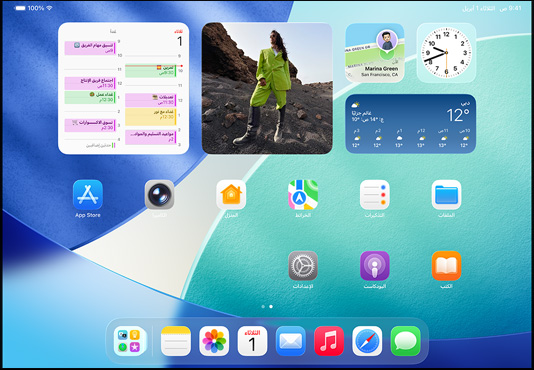ثلاثة موديلات iPad بوضع أفقي، مع موديل في الوسط أمام الاثنين الآخرين، وقلم Apple متصل مغناطيسياً بأعلى الموديل الأوسط؛ الشاشة الوسطى تعرض الشاشة الرئيسية التي تتميز بأيقونات تطبيقات ملونة مع تأثير Liquid Glass، والشاشة اليسرى تعرض تطبيق المعاينة، والشاشة اليمنى تعرض الشاشة الرئيسية مع ظهور ملفات تتفرّع عمودياً من شريط الأيقونات