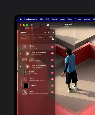 شاشة MacBook&nbsp;Pro مقاس 16&nbsp;إنش، صورة رجل في متاهة ثلاثية الأبعاد بتصميم منمّق