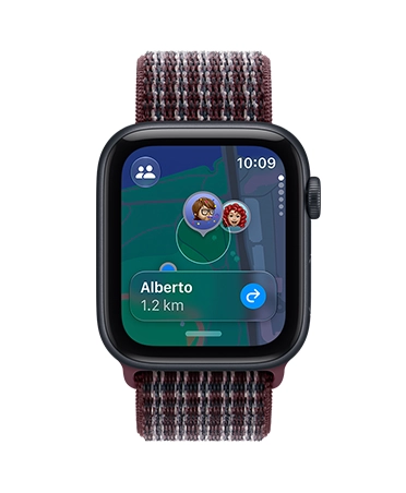 Apple Watch SE 3，午夜暗色鋁金屬錶殼，配搭布根地紅色格紋運動手環，螢幕展示尋找 app (地圖背景上的 Memoji)，機身右側有數碼錶冠