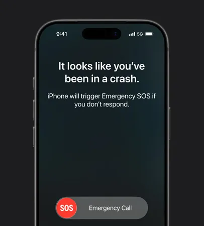 iPhone 17 Pro 的正面外觀，機身採用圓角設計，螢幕顯示使用車禍偵測功能