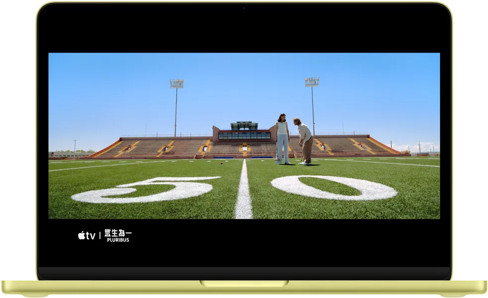 橘黃色 MacBook&nbsp;Neo，螢幕顯示劇集《眾生為一》(Pluribus) 的一幕場景