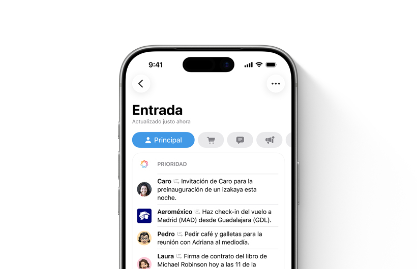Bandeja de entrada en la app Mail de un iPhone con los mensajes más importantes arriba y resaltados con un color diferente