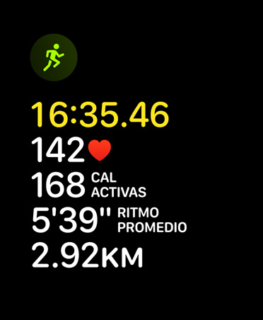 Tarjeta e ícono de entrenamiento Carrera, métricas: tiempo, frecuencia cardiaca, ritmo en movimiento, ritmo promedio, distancia