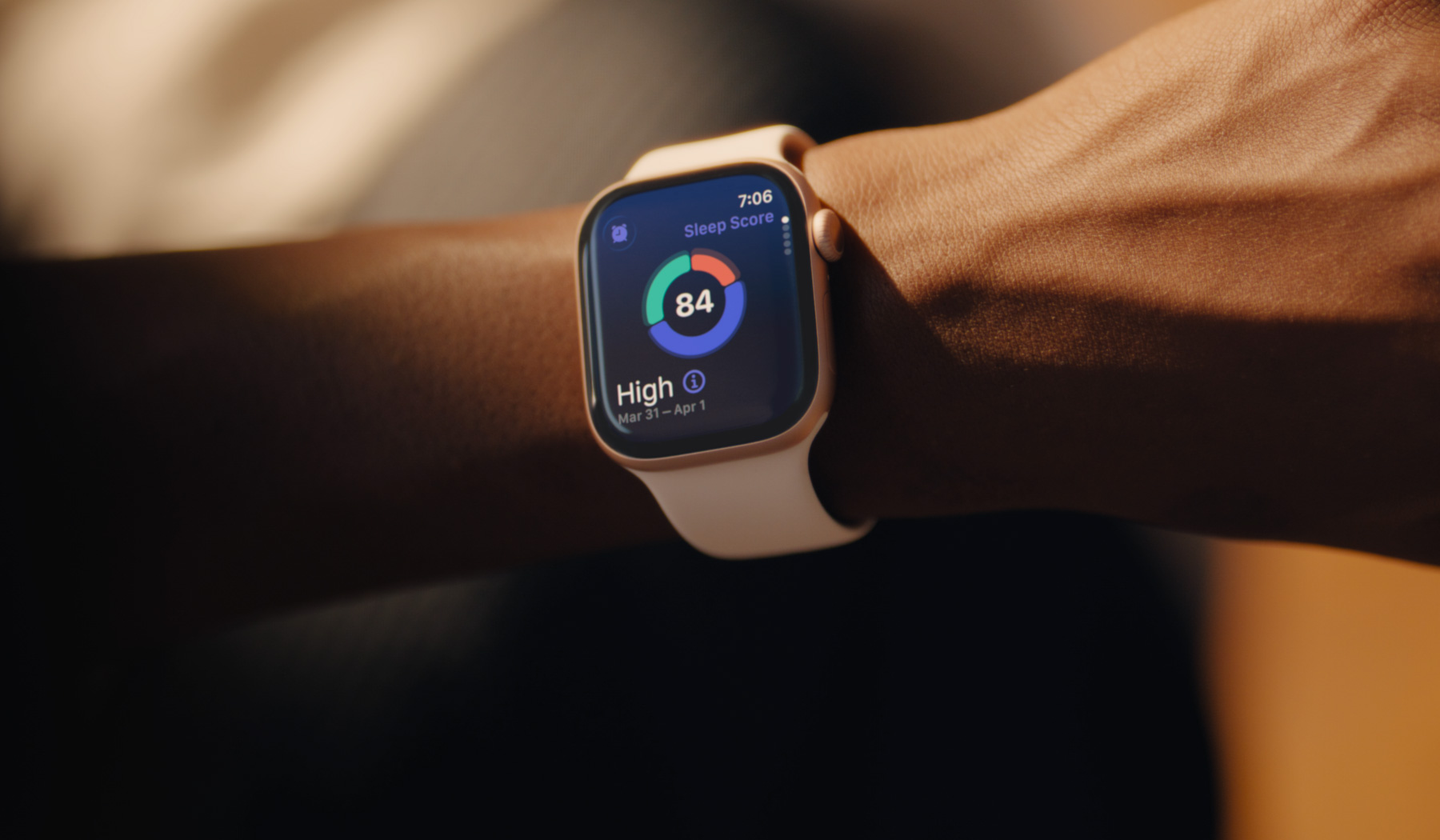 Una persona consulta su Puntuación de Sueño en un Apple Watch Series 11