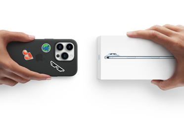 Dos manos intercambian un iPhone 13 con funda de silicón y stickers en la parte posterior por un nuevo iPhone Air en su caja.