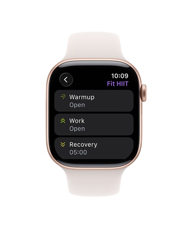 Apple Watch Series 11 z kopertą z tytanu w kolorze złotym, pasek sportowy w kolorze łagodnego różu, aplikacja Trening, karta Trening własny