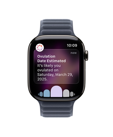 Apple Watch Series 11 z kopertą z tytanu w kolorze naturalnym, pasek magnetyczny w kolorze granatu, powiadomienie o szacowanej dacie owulacji przesłane przez funkcję Śledzenie cyklu w aplikacji Zdrowie, pokrętło Digital Crown