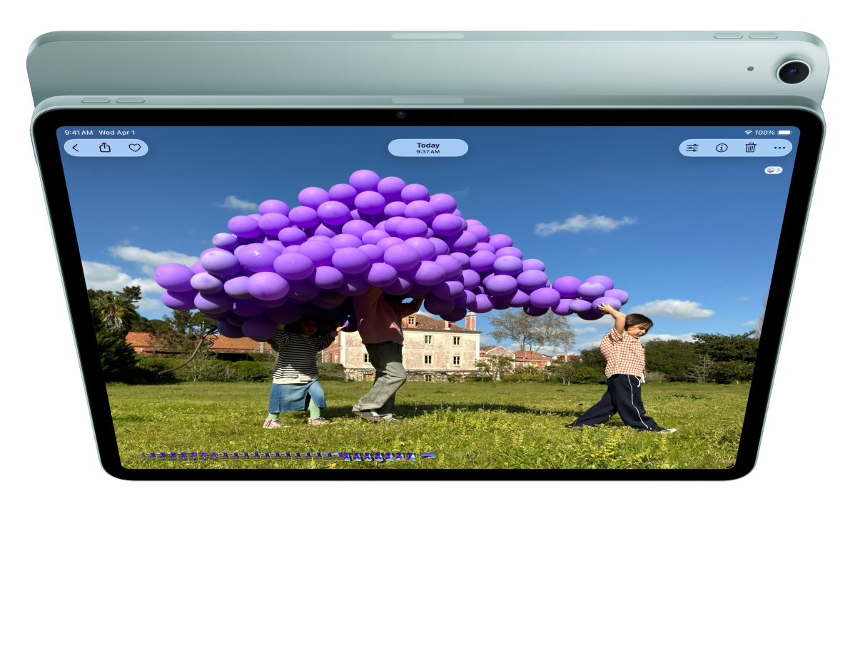 iPad Air, partea exterioară din față, pe care un utilizator folosește FaceTime și se uită în Keynote, în fața unui alt iPad Air, partea exterioară din spate