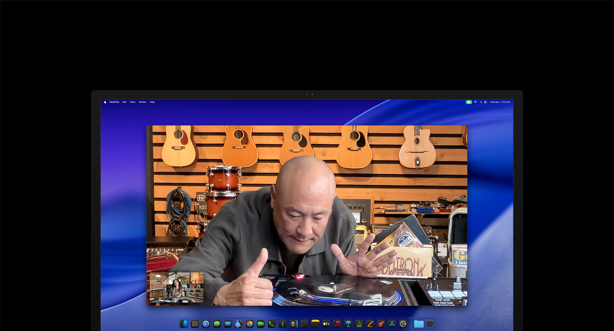 Osoba v obchode s hudobnými nástrojmi sa počas videohovoru priblíži k vystavenému gramofónu, ale vďaka kamere Center Stage zostáva uprostred záberu