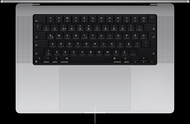 Klavyenin altında bulunan Force Touch trackpad’i gösteren açık haldeki bir 16 inç MacBook Pro’nun üstten görünümü
