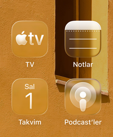 Apple TV, Notlar, Takvim ve Podcast’ler uygulamalarını gösteren yeni, renk tonu uygulanmış uygulama simgelerinin yakından görüntüsü