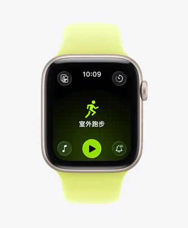 Apple Watch SE 3，展示星光色鋁金屬錶殼，搭配霓虹黃色運動型錶帶，螢幕上開啟室外跑步體能訓練，底部顯示 Apple Music 播放控制項目