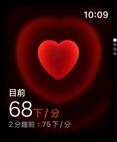 原色鈦金屬錶殼搭配藍色配亮藍色越野錶環的 Apple Watch Ultra 3，展示心率偵測功能，圖示為紅色愛心