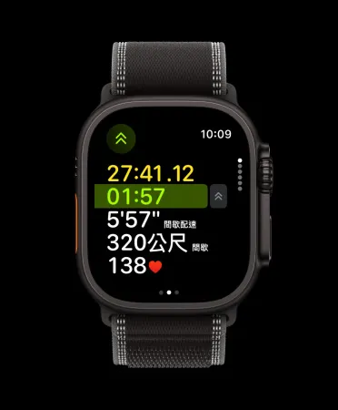 黑色鈦金屬錶殼的 Apple Watch Ultra 3，展示動作按鈕觸發啟動體能訓練的下一個間歇訓練