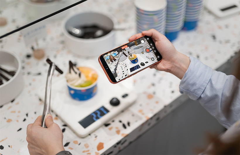  iPhone 的「雙向同拍」功能，讓 FLUFFY 團隊在錄製新食譜的培訓影片時，也能同時拍攝示範過程和陪訓師。