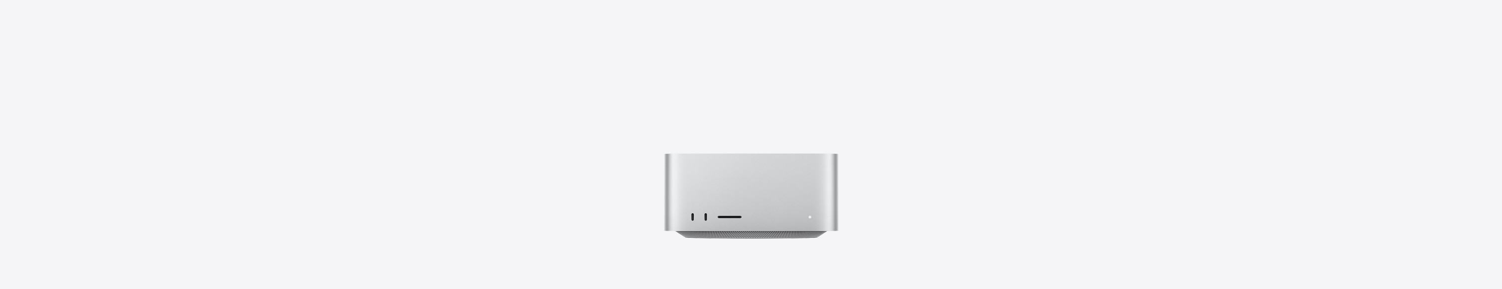 銀色 Mac Studio 的正面，展示兩個 USB-C 埠、SDXC 卡插槽、狀態指示燈、底端收窄的底座設計、平坦頂端、圓角側邊與平直的機身邊緣。