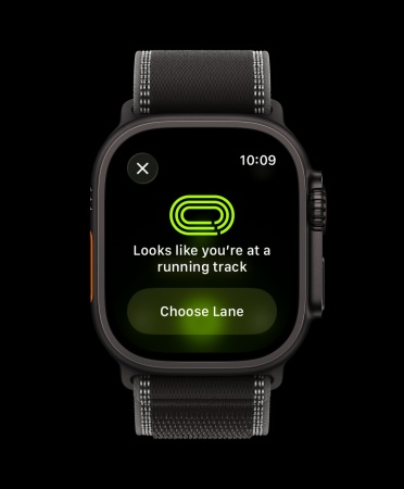 Apple Watch, screen shows automatic track detection with text: Looks like you’re at a running track. Button text: Choose Lane