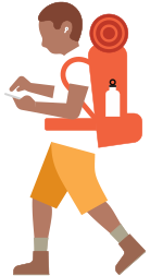 Một người với ba lô đi bộ đường dài đang đeo máy trợ thính và nhìn xuống chiếc iPhone trong tay mình