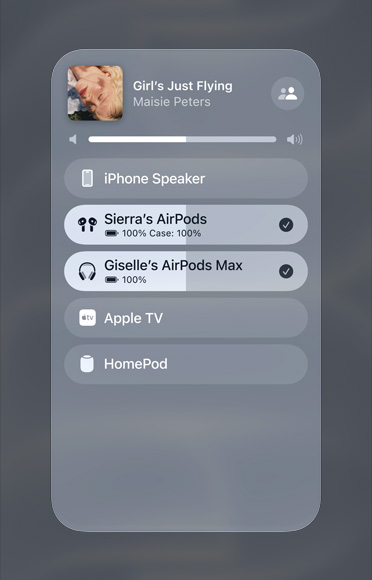Snímek obrazovky s přehráváním skladby z Apple Music na dvou párech AirPodů.